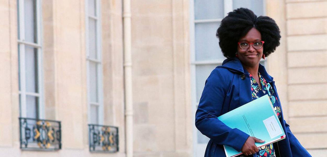 ©CHRISTOPHE PETIT TESSON/EPA/MAXPPP - epa07478177 Newly appointed French Junior Minister and Government's spokesperson Sibeth Ndiaye leaves the weekly cabinet meeting at the Elysee Palace in Paris, France, 01 April 2019. EPA-EFE/CHRISTOPHE PETIT TESSON (Foto: CHRISTOPHE PETIT TESSON) ©CHRISTOPHE PETIT TESSON/EPA/MAXPPP - epa07478177 Newly appointed French Junior Minister and Government's spokesperson Sibeth Ndiaye leaves the weekly cabinet meeting at the Elysee Palace in Paris, France, 01 April 2019. EPA-EFE/CHRISTOPHE PETIT TESSON