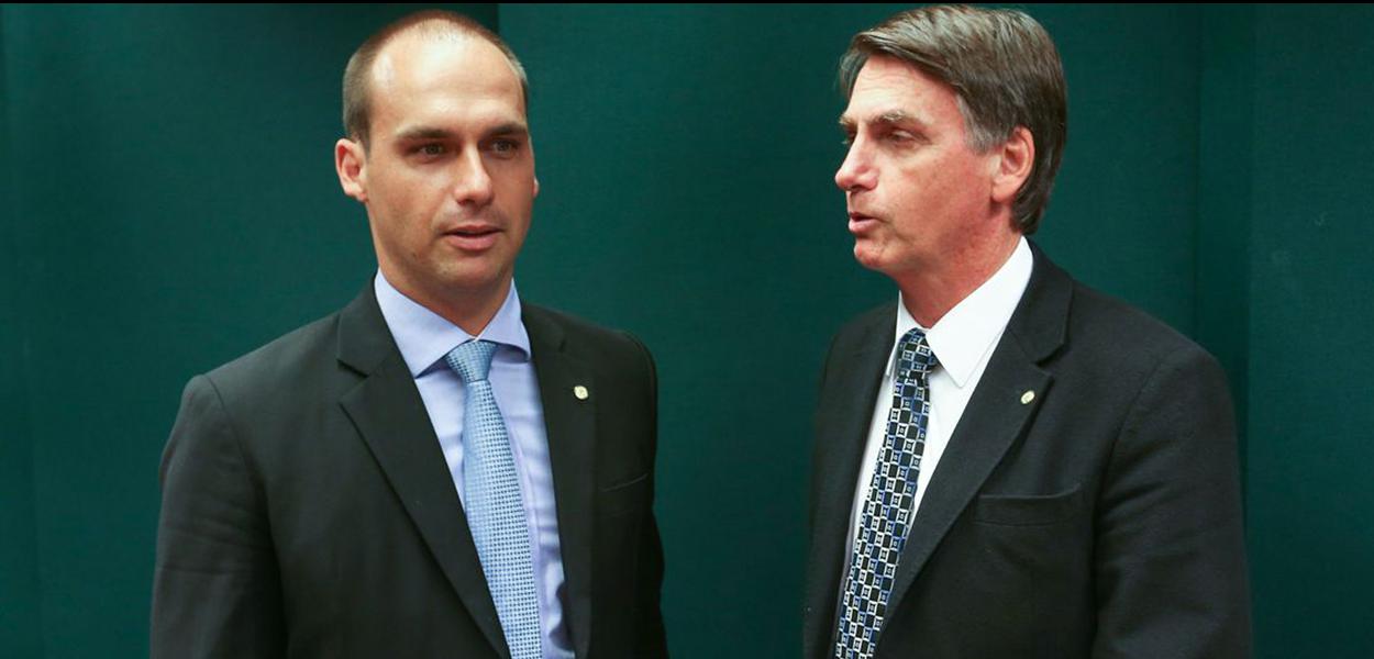 BrasÃlia - Eduardo Bolsonaro, e o pai, Jair Bolsonaro após o Conselho de Ãtica da Câmara arquivar duas representações (12/17 e 13/17) contra o deputado por quebra do decoro (Fabio Rodrigues Pozzebom/ Agencia Brasil) (Foto: Fabio Rodrigues Pozzebom/ Agenci) BrasÃlia - Eduardo Bolsonaro, e o pai, Jair Bolsonaro após o Conselho de Ãtica da Câmara arquivar duas representações (12/17 e 13/17) contra o deputado por quebra do decoro (Fabio Rodrigues Pozzebom/ Agencia Brasil)