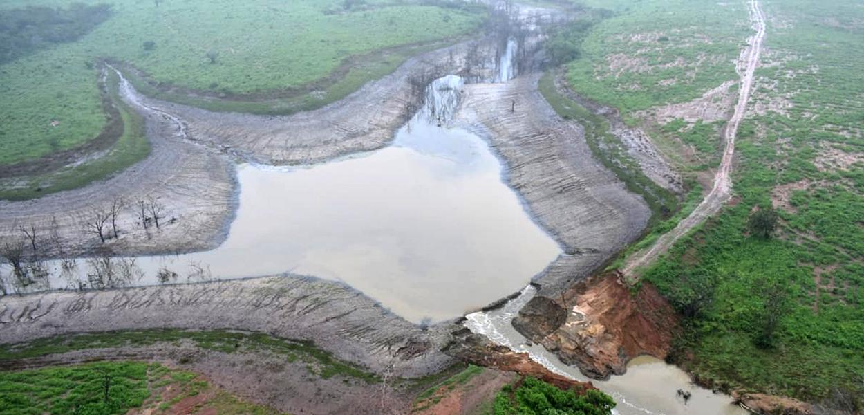 Imagens aéreas mostram rompimento de barragem na Bahia (Foto: Secom/GOVBA) Imagens aéreas mostram rompimento de barragem na Bahia
