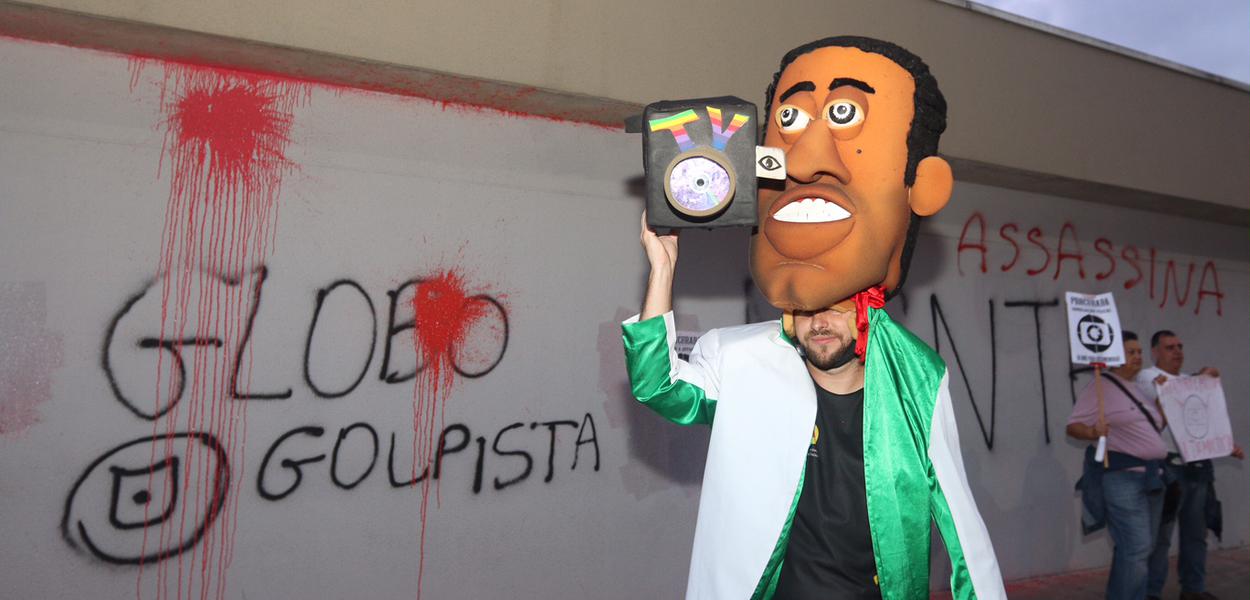Ato na Rede Globo. Cinquenta anos de manipulação. (Foto: Roberto Parizotti) Ato na Rede Globo. Cinquenta anos de manipulação.