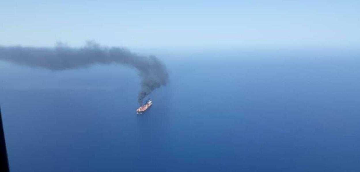 Navio atacado no estreito de Ormuz, Golfo de Omã, no Oriente Médio (Foto: Tasnim News Agency/Handout via REUTERS) Navio atacado no estreito de Ormuz, Golfo de Omã, no Oriente Médio
