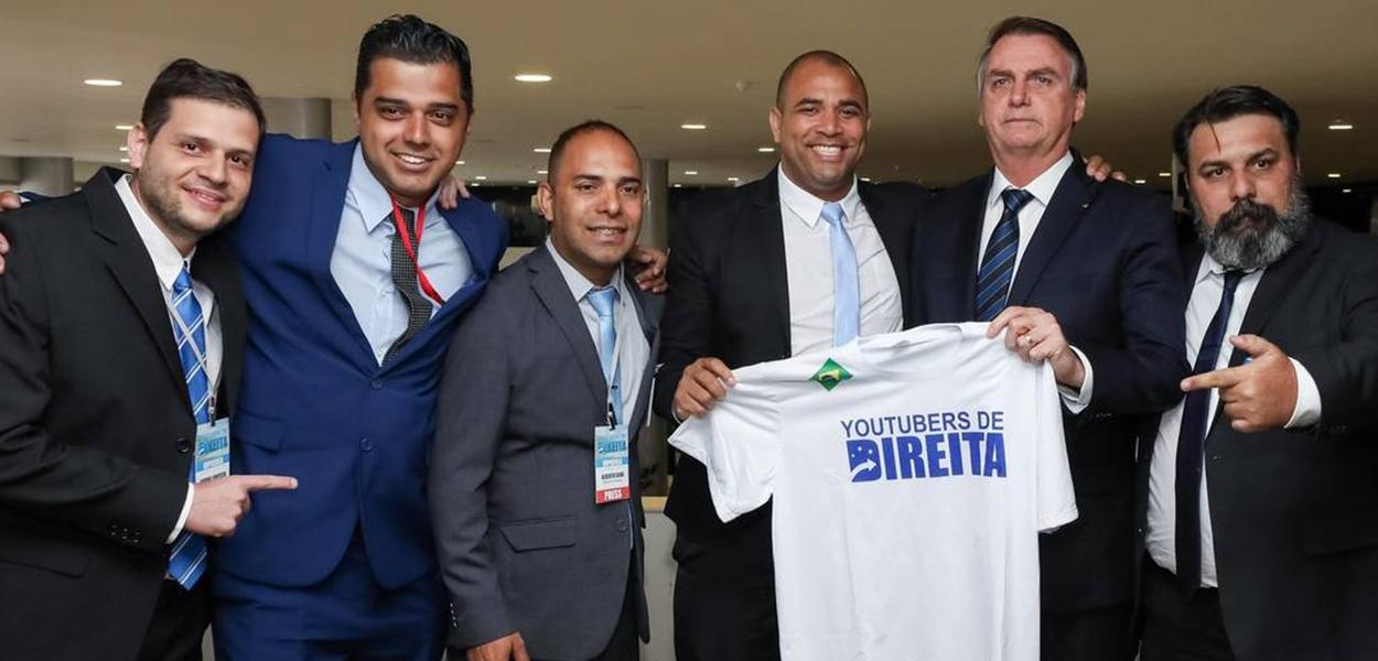 Bolsonaro exibe camisa que faz alusão aos 'youtubers de direita' (Foto: Marcos Corrêa/Presidência) Bolsonaro exibe camisa que faz alusão aos 'youtubers de direita'