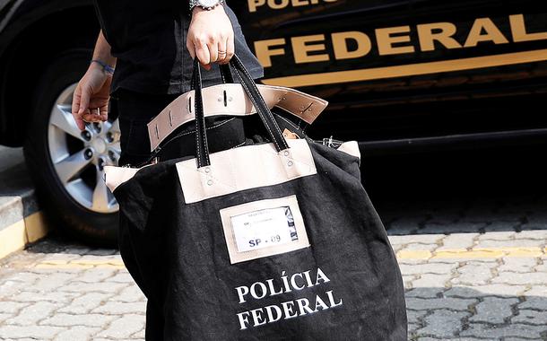 Policial federal carrega uma bolsa ao chegar à sede da Polícia Federal em São Paulo (Foto: REUTERS/Nacho Doce) Policial federal carrega uma bolsa ao chegar à sede da Polícia Federal em São Paulo