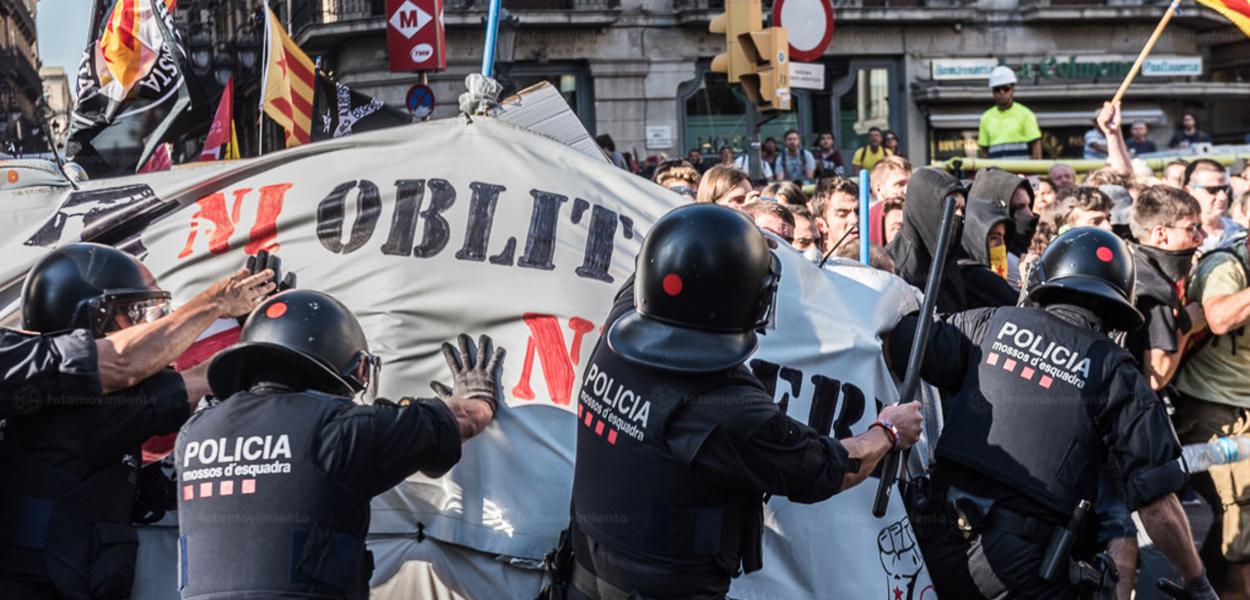 Policiais da Espanha entram em choque co manifestantes que protestam contra a extrema direita no país. (Foto: Fotomovimento) Policiais da Espanha entram em choque co manifestantes que protestam contra a extrema direita no país.