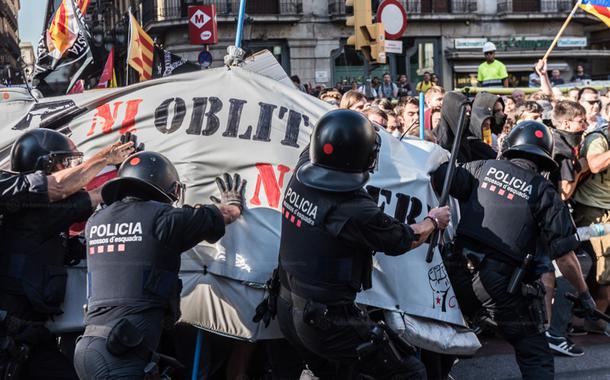 Policiais da Espanha entram em choque co manifestantes que protestam contra a extrema direita no país. (Foto: Fotomovimento) Policiais da Espanha entram em choque co manifestantes que protestam contra a extrema direita no país.