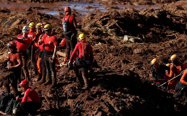 Equipes de resgate fazem buscas em Brumadinho (Foto: REUTERS/Adriano Machado) Equipes de resgate fazem buscas em Brumadinho