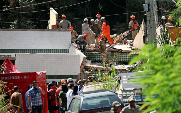 Bombeiros buscam por vítimas em local de desabamento de prédios na comunidade carioca da Muzema (Foto: Ricardo Moraes/Reuters) Bombeiros buscam por vítimas em local de desabamento de prédios na comunidade carioca da Muzema