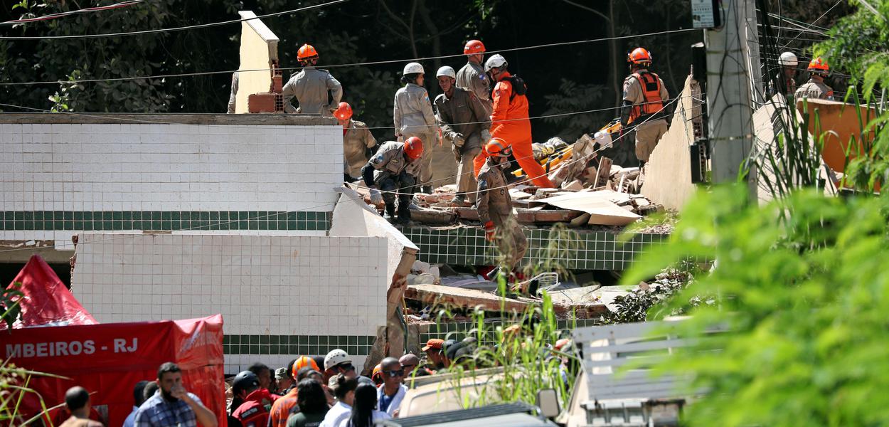 Bombeiros buscam por vítimas em local de desabamento de prédios na comunidade carioca da Muzema (Foto: Ricardo Moraes/Reuters) Bombeiros buscam por vítimas em local de desabamento de prédios na comunidade carioca da Muzema