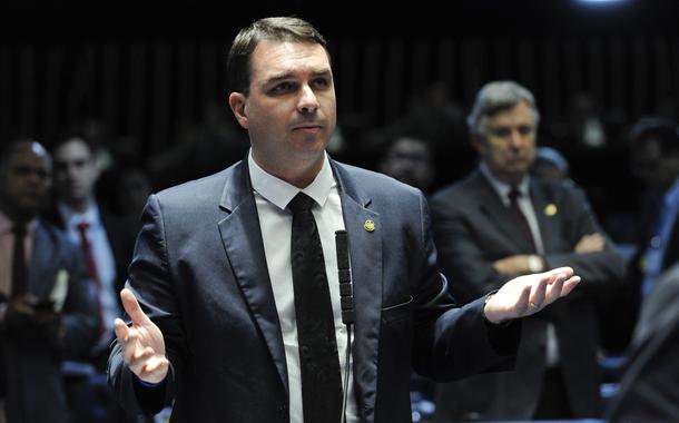 Plenário do Senado Federal durante sessão deliberativa ordinária.
Em pronunciamento, à bancada, senador Flávio Bolsonaro (PSL-RJ).
Foto: Roque de Sá/Agência Senado (Foto: Roque de Sá) Plenário do Senado Federal durante sessão deliberativa ordinária.
Em pronunciamento, à bancada, senador Flávio Bolsonaro (PSL-RJ).
Foto: Roque de Sá/Agência Senado