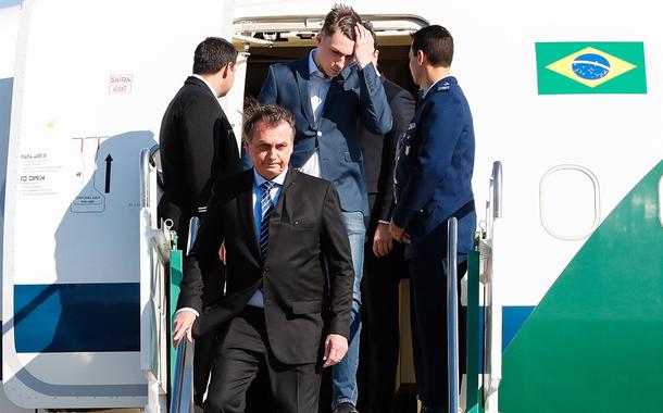 (Santa Fé - Argentina, 17/07/2019) Presidente da República Jair Bolsonaro desembarca no aeroporto de Sauce Viejo.\rFoto: Alan Santos/PR (Foto: Alan Santos) (Santa Fé - Argentina, 17/07/2019) Presidente da República Jair Bolsonaro desembarca no aeroporto de Sauce Viejo.\rFoto: Alan Santos/PR