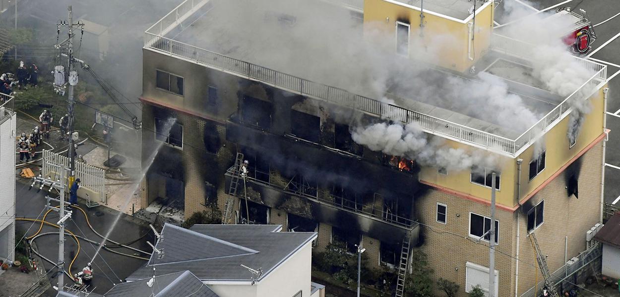Fogo tomou conta de parte do prédio da Kyoto Animation (Foto: Kyodo / via Reuters) Fogo tomou conta de parte do prédio da Kyoto Animation