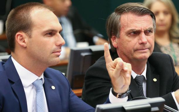 Eduardo Bolsonaro e Jair Bolsonaro (Foto: Fabio Rodrigues Pozzebom/Agência Brasil) Eduardo Bolsonaro e Jair Bolsonaro