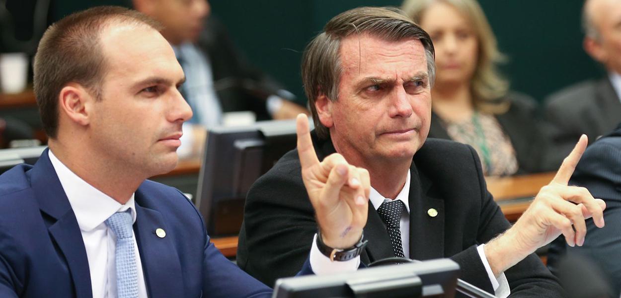 Eduardo Bolsonaro e Jair Bolsonaro (Foto: Fabio Rodrigues Pozzebom/Agência Brasil) Eduardo Bolsonaro e Jair Bolsonaro