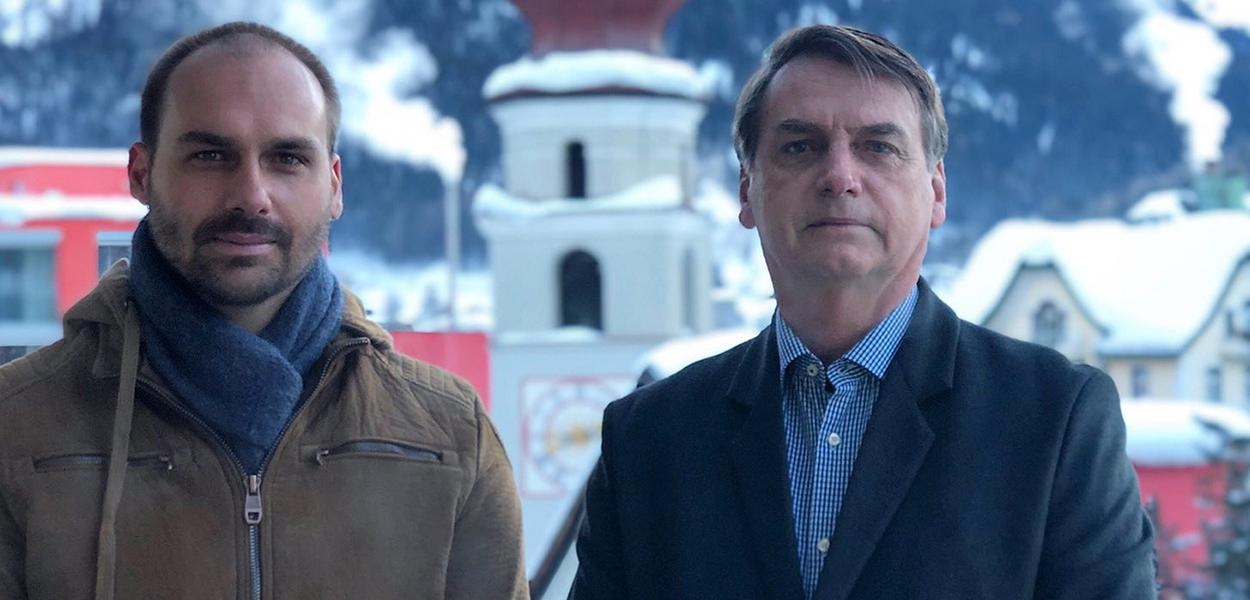 Eduardo Bolsonaro e Jair Bolsonaro (Foto: Reprodução) Eduardo Bolsonaro e Jair Bolsonaro