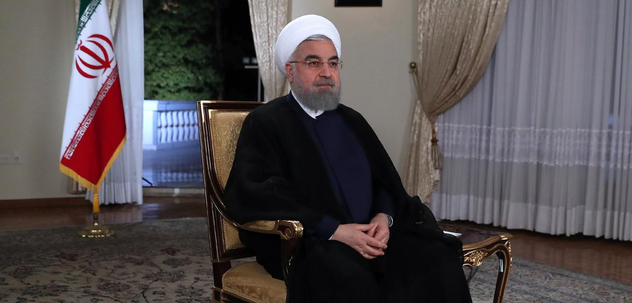 IRN03. TEHERÁN (IRÁN), 29/08/2017. Fotografía cedida por el sitio web de la oficina presidencial del presidente iraní Hasán Rouhaní participando en una entrevista en vivo con la Televisión Nacional Iraní (IRIB) hoy, martes 29 de agosto de 2017, en Teherán (Irán). Medios de comunicación informaron que Rouhaní rechazó las demandas de los Estados Unidos de inspeccionar los sitios militares iraníes por el organismo de control nuclear de la ONU diciendo que Irán todavía estaba comprometido con un acuerdo nuclear y con la Agencia Internacional de Energía Atómica (AIEA). EFE/Oficina Presidencial de Irán/SOLO USO EDITORIAL/NO VENTAS
(Foto: .) IRN03. TEHERÁN (IRÁN), 29/08/2017. Fotografía cedida por el sitio web de la oficina presidencial del presidente iraní Hasán Rouhaní participando en una entrevista en vivo con la Televisión Nacional Iraní (IRIB) hoy, martes 29 de agosto de 2017, en Teherán (Irán). Medios de comunicación informaron que Rouhaní rechazó las demandas de los Estados Unidos de inspeccionar los sitios militares iraníes por el organismo de control nuclear de la ONU diciendo que Irán todavía estaba comprometido con un acuerdo nuclear y con la Agencia Internacional de Energía Atómica (AIEA). EFE/Oficina Presidencial de Irán/SOLO USO EDITORIAL/NO VENTAS