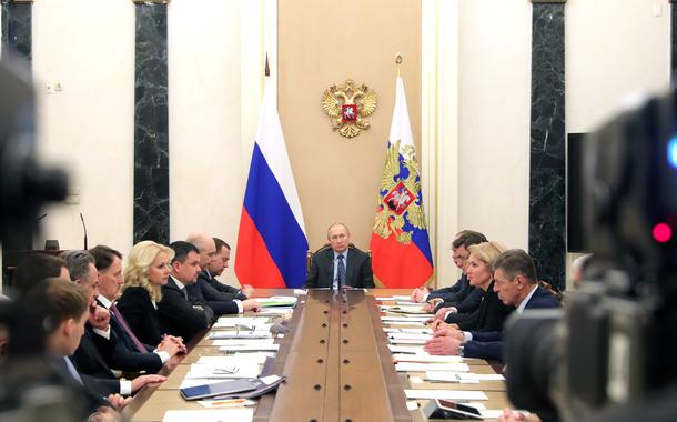 Vladimir Putin em reunião com membros do governo no Kremlin Vladimir Putin em reunião com membros do governo no Kremlin