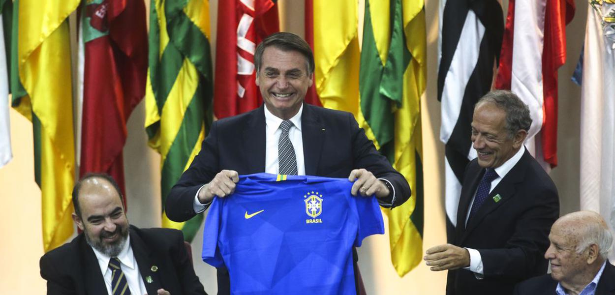 Brasilia DF - Jair Bolsonaro participa da solenidade comemorativa do Dia Nacional do Futebol, no Ministério da Cidadania. (Foto: Antonio Cruz/Agência Brasil) Brasilia DF - Jair Bolsonaro participa da solenidade comemorativa do Dia Nacional do Futebol, no Ministério da Cidadania.