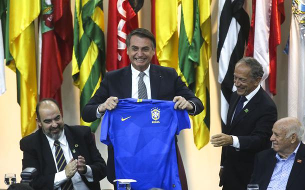 Brasilia DF - Jair Bolsonaro participa da solenidade comemorativa do Dia Nacional do Futebol, no Ministério da Cidadania. (Foto: Antonio Cruz/Agência Brasil) Brasilia DF - Jair Bolsonaro participa da solenidade comemorativa do Dia Nacional do Futebol, no Ministério da Cidadania.