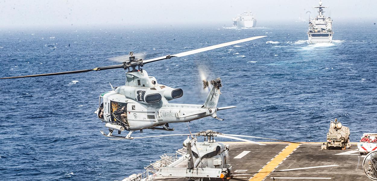 Navios e aeronaves militares dos EUA no Mar Arábico (Foto: Dalton Swanbeck/Marinha dos EUA/Divulgação via REUTERS) Navios e aeronaves militares dos EUA no Mar Arábico