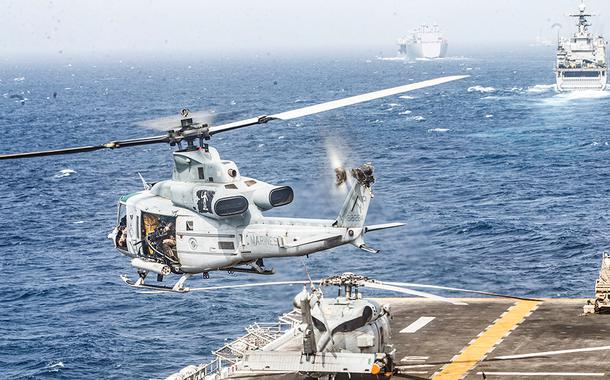 Navios e aeronaves militares dos EUA no Mar Arábico (Foto: Dalton Swanbeck/Marinha dos EUA/Divulgação via REUTERS) Navios e aeronaves militares dos EUA no Mar Arábico