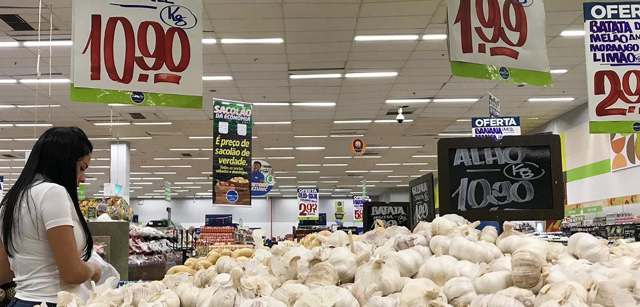 Cliente faz compras em supermercado no Rio de Janeiro (Foto: REUTERS/Sergio Moraes) Cliente faz compras em supermercado no Rio de Janeiro