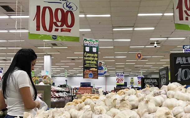 Cliente faz compras em supermercado no Rio de Janeiro (Foto: REUTERS/Sergio Moraes) Cliente faz compras em supermercado no Rio de Janeiro