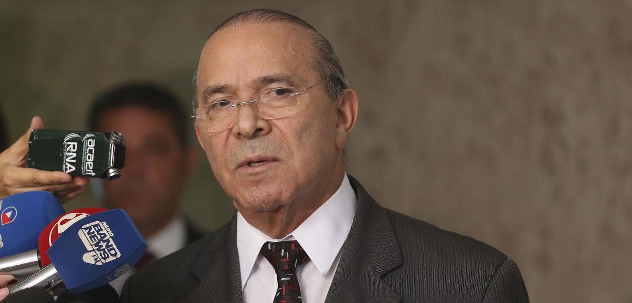 Coordenador da transição, o ministro da Casa Civil, Eliseu Padilha, fala à imprensa, no Palácio do Planalto. (Foto: Valter Campanato/Agência Brasil) Coordenador da transição, o ministro da Casa Civil, Eliseu Padilha, fala à imprensa, no Palácio do Planalto.