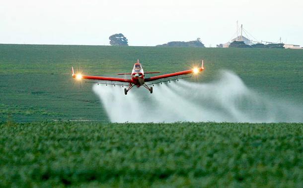 Um projeto de lei quer vedar o uso da técnica no Estado por considerá-la a mais nociva para a saúde e para o meio ambiente; para especialistas que defendem a mudança, a pulverização aérea de agrotóxico provoca danos persistentes; já o pesquisador e engenheiro agrônomo Ulisses Antuniassi, da Unesp, avalia que as grandes extensões de lavouras e o porte de algumas culturas fazem da pulverização aérea de defensivos agrícolas um método imprescindível para o agronegócio brasileiro Um projeto de lei quer vedar o uso da técnica no Estado por considerá-la a mais nociva para a saúde e para o meio ambiente; para especialistas que defendem a mudança, a pulverização aérea de agrotóxico provoca danos persistentes; já o pesquisador e engenheiro agrônomo Ulisses Antuniassi, da Unesp, avalia que as grandes extensões de lavouras e o porte de algumas culturas fazem da pulverização aérea de defensivos agrícolas um método imprescindível para o agronegócio brasileiro