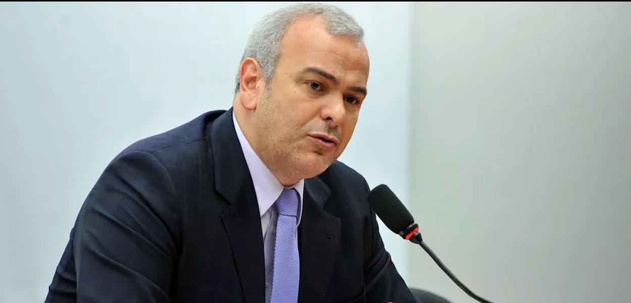Em nota à imprensa nesta tarde, o deputado federal de Minas Julio Delgado, do PSDB, nega que tenha recebido propina de R$ 150 mil para não incluir o presidente da UTC Engenharia, Ricardo Pessoa, na CPI da Petrobras na Câmara; o tucano diz ainda que a acusação "é uma tentativa de desmoralizar" os trabalhos do colegiado; leia a íntegra da nota do deputado Em nota à imprensa nesta tarde, o deputado federal de Minas Julio Delgado, do PSDB, nega que tenha recebido propina de R$ 150 mil para não incluir o presidente da UTC Engenharia, Ricardo Pessoa, na CPI da Petrobras na Câmara; o tucano diz ainda que a acusação "é uma tentativa de desmoralizar" os trabalhos do colegiado; leia a íntegra da nota do deputado