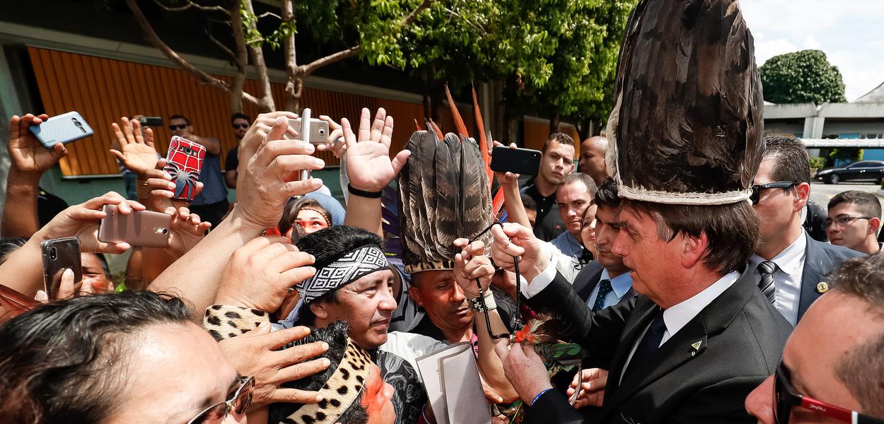 Jair Bolsonaro em Manaus - AM em encontro com indígenas. Jair Bolsonaro em Manaus - AM em encontro com indígenas.