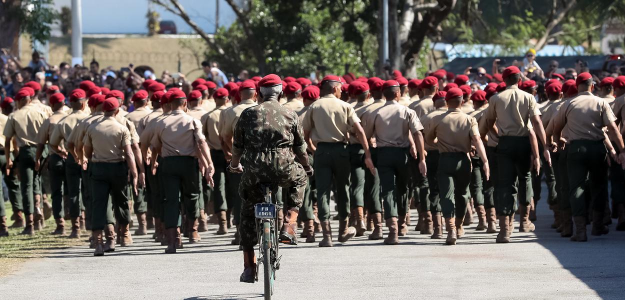 (Rio de Janeiro) A Tropa da Brigada de Infantaria Paraquedista desfila em continência ao Presidente da República. (Foto: militares) (Rio de Janeiro) A Tropa da Brigada de Infantaria Paraquedista desfila em continência ao Presidente da República.