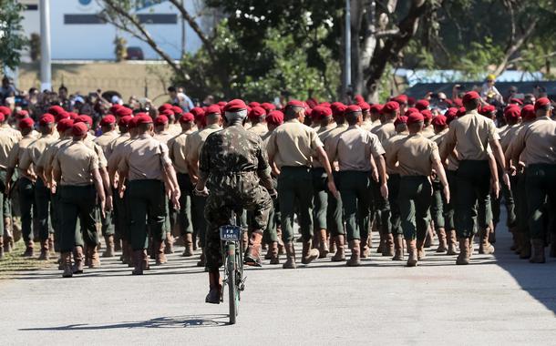 (Rio de Janeiro) A Tropa da Brigada de Infantaria Paraquedista desfila em continência ao Presidente da República. (Foto: militares) (Rio de Janeiro) A Tropa da Brigada de Infantaria Paraquedista desfila em continência ao Presidente da República.