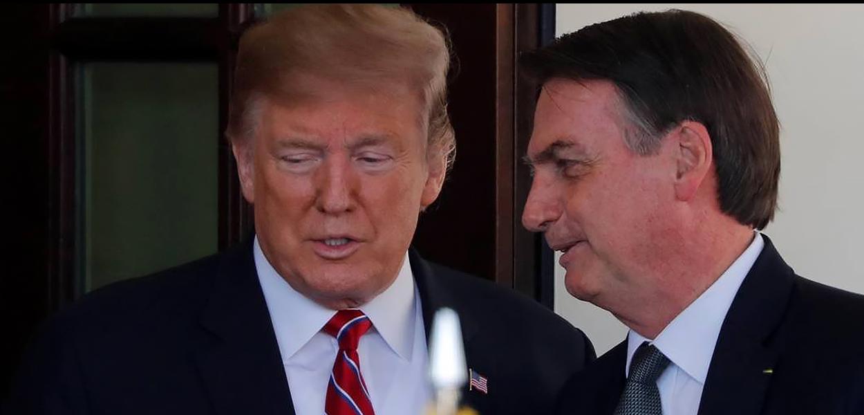 Donald Trump e Jair Bolsonaro conversaram rapidamente antes de se dirigirem ao Salão Oval da Casa Branca.