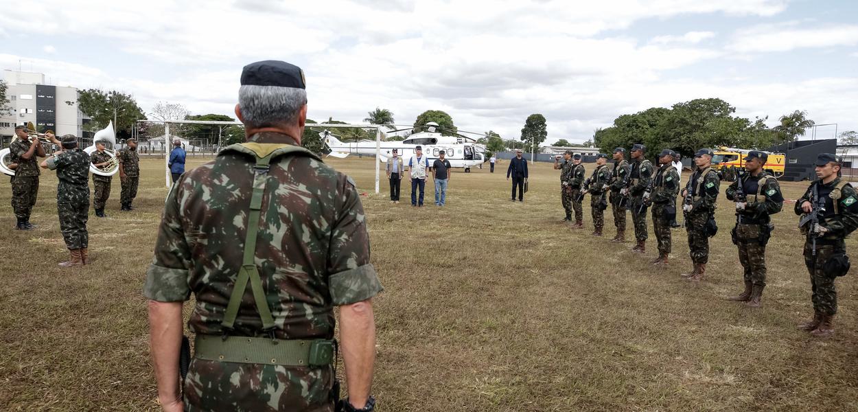 Goiânia - Jair Bolsonaro e o Comandante de Operações Especiais, General-de-Brigada Mário Fernandes. Goiânia - Jair Bolsonaro e o Comandante de Operações Especiais, General-de-Brigada Mário Fernandes.