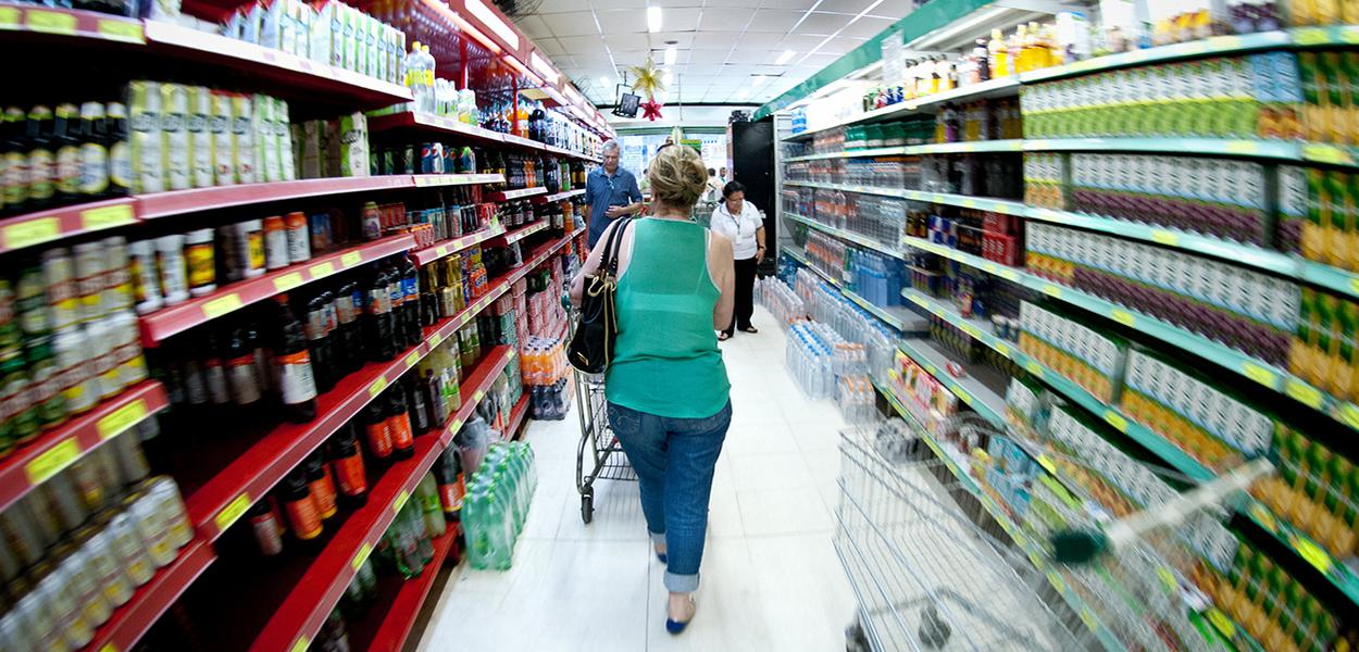 Consumidora compra laranjas em feira no Rio de Janeiro (Foto: ABr) Consumidora compra laranjas em feira no Rio de Janeiro