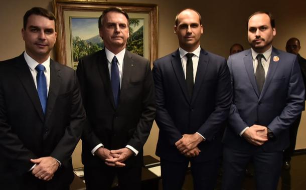 Clã Bolsonaro: Flávio, Jair, Eduardo e Carlos (Foto: Reprodução) Clã Bolsonaro: Flávio, Jair, Eduardo e Carlos