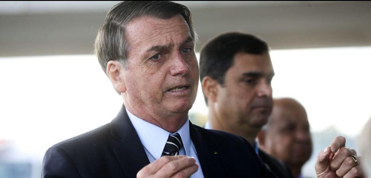 O presidente Jair Bolsonaro, cumprimenta populares,e fala à imprensa no Palácio da Alvorada. (Foto: Antonio Cruz/Agência Brasil) O presidente Jair Bolsonaro, cumprimenta populares,e fala à imprensa no Palácio da Alvorada.