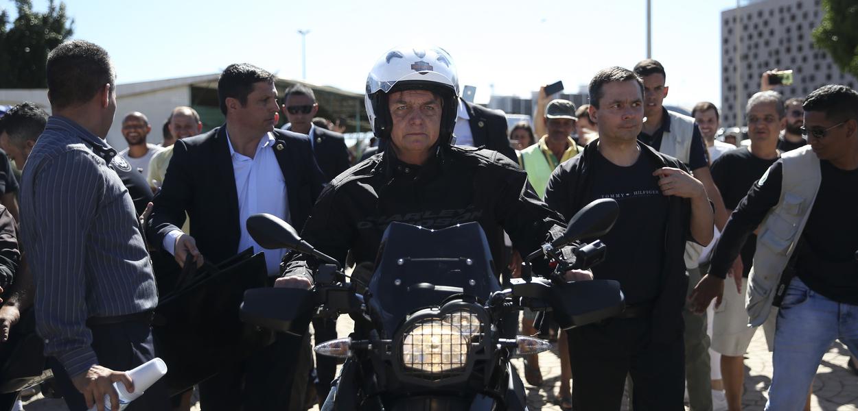 Jair Bolsonaro andando de moto (Foto: José Cruz/Agência Brasil) Jair Bolsonaro andando de moto