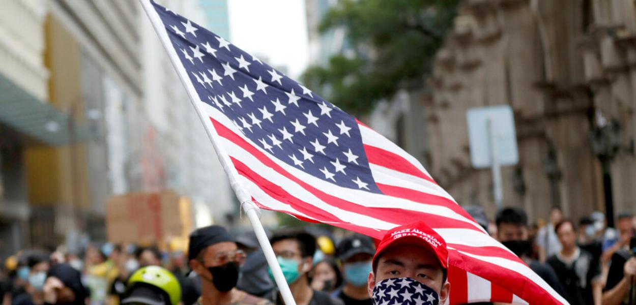 Hong Kong, manifestante "pró-democracia" carrega bandeira dos EUA (Foto: Reuters) Hong Kong, manifestante "pró-democracia" carrega bandeira dos EUA