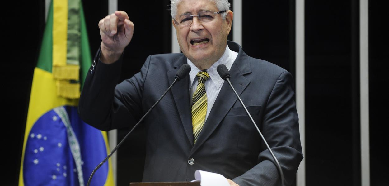 Senador Roberto Requião (PMDB-PR) propõe debate sobre reforma agrária e remessas de lucros (Foto: Moreira Mariz) Senador Roberto Requião (PMDB-PR) propõe debate sobre reforma agrária e remessas de lucros
