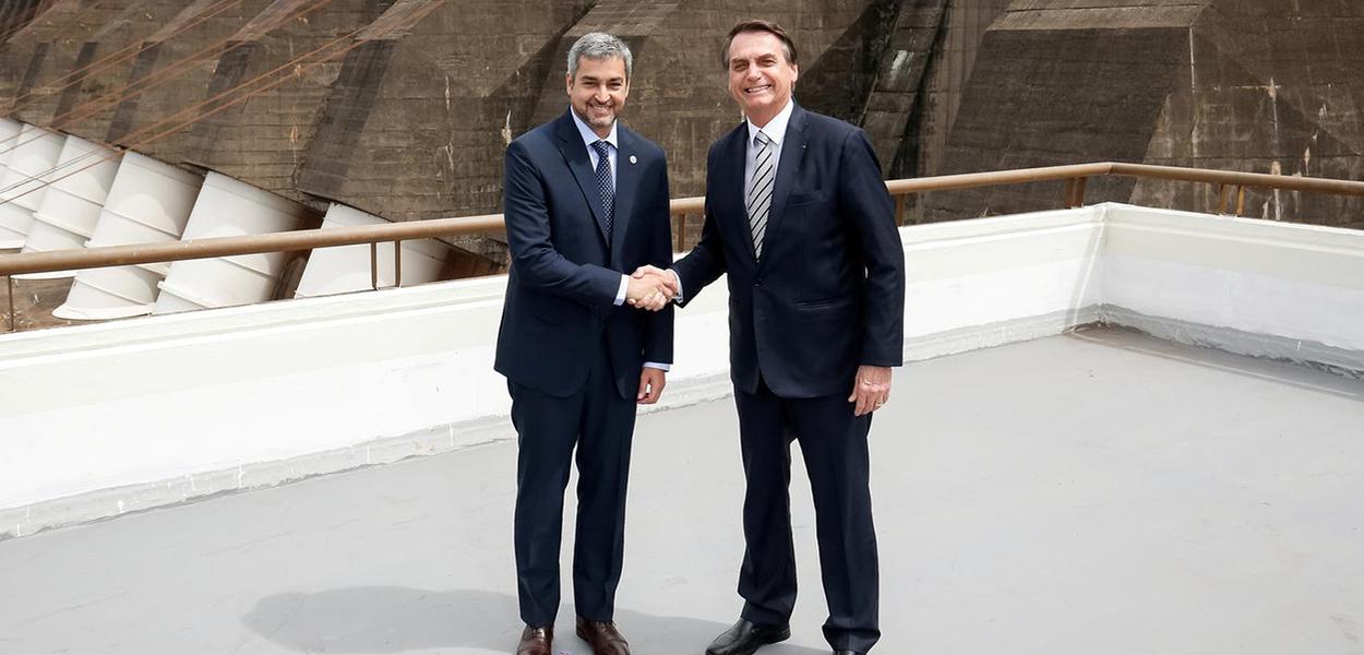 Presidente do Paraguai Mario Abdo e Jair Bolsonaro se cumprimentam em Itaipu (Foto: Alan Santos/Presidência da República) Presidente do Paraguai Mario Abdo e Jair Bolsonaro se cumprimentam em Itaipu
