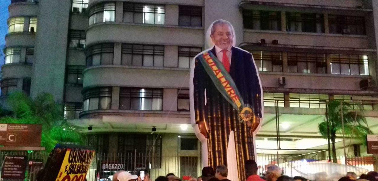 Manifestantes pedem Lula livre no Rio de Janeiro (Foto: Aurélio Rocha) Manifestantes pedem Lula livre no Rio de Janeiro