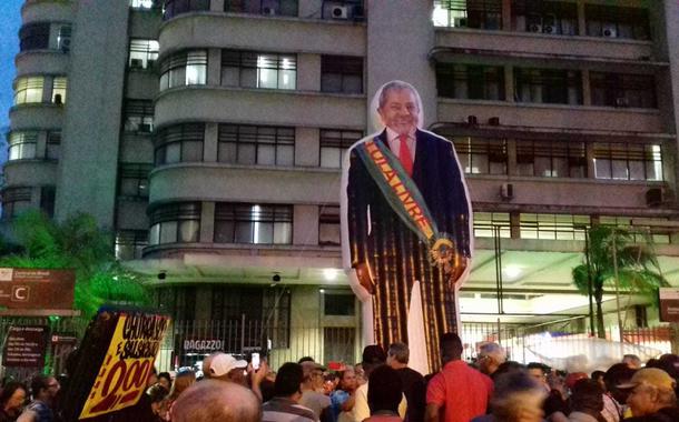 Manifestantes pedem Lula livre no Rio de Janeiro (Foto: Aurélio Rocha) Manifestantes pedem Lula livre no Rio de Janeiro