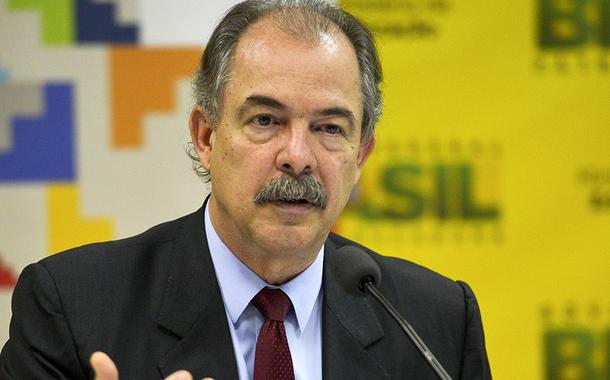 BrasÃlia - O ministro da Educação, Aloizio Mercadante, participa do 1º Encontro Nacional dos Fóruns Permanentes de Educação, com o tema Direito à educação para sociedade democrática (JoséCruz/Agência Brasil) BrasÃlia - O ministro da Educação, Aloizio Mercadante, participa do 1º Encontro Nacional dos Fóruns Permanentes de Educação, com o tema Direito à educação para sociedade democrática (JoséCruz/Agência Brasil)