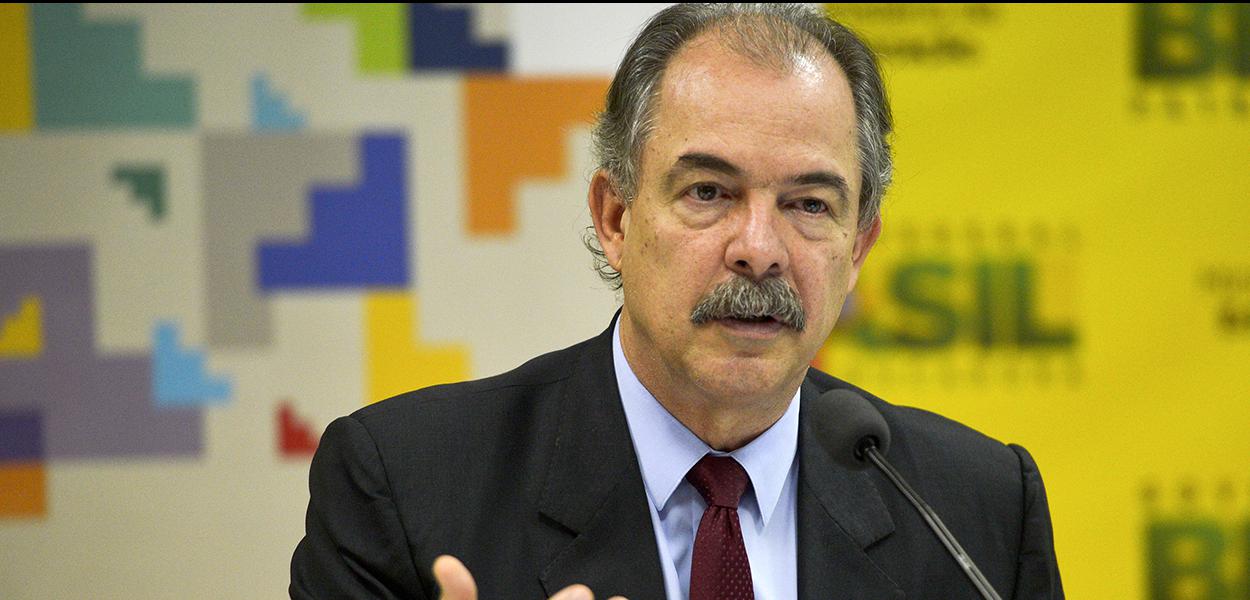 BrasÃlia - O ministro da Educação, Aloizio Mercadante, participa do 1º Encontro Nacional dos Fóruns Permanentes de Educação, com o tema Direito à educação para sociedade democrática (JoséCruz/Agência Brasil) BrasÃlia - O ministro da Educação, Aloizio Mercadante, participa do 1º Encontro Nacional dos Fóruns Permanentes de Educação, com o tema Direito à educação para sociedade democrática (JoséCruz/Agência Brasil)