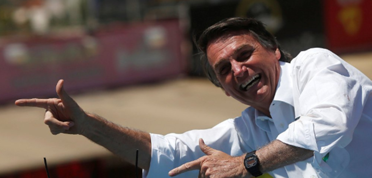 Jair Bolsonaro faz sinal de armas com as mãos Jair Bolsonaro faz sinal de armas com as mãos