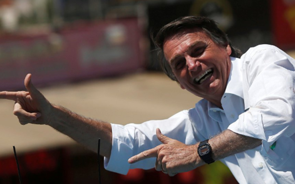 Jair Bolsonaro faz sinal de armas com as mãos Jair Bolsonaro faz sinal de armas com as mãos