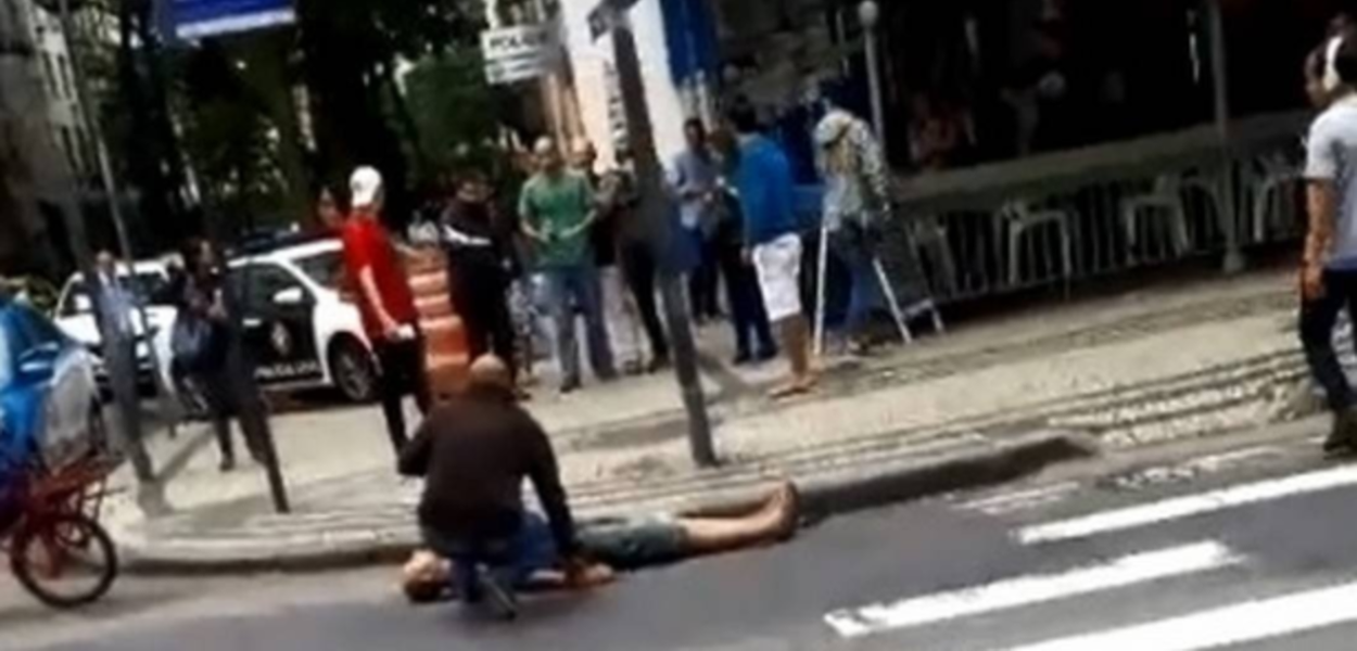 Homem se esfaqueia após tentar incendiar ônibus Homem se esfaqueia após tentar incendiar ônibus