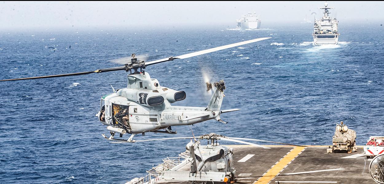 Navios e aeronaves militares dos EUA no Mar Arábico (Foto: Dalton Swanbeck/Marinha dos EUA/Divulgação via REUTERS) Navios e aeronaves militares dos EUA no Mar Arábico