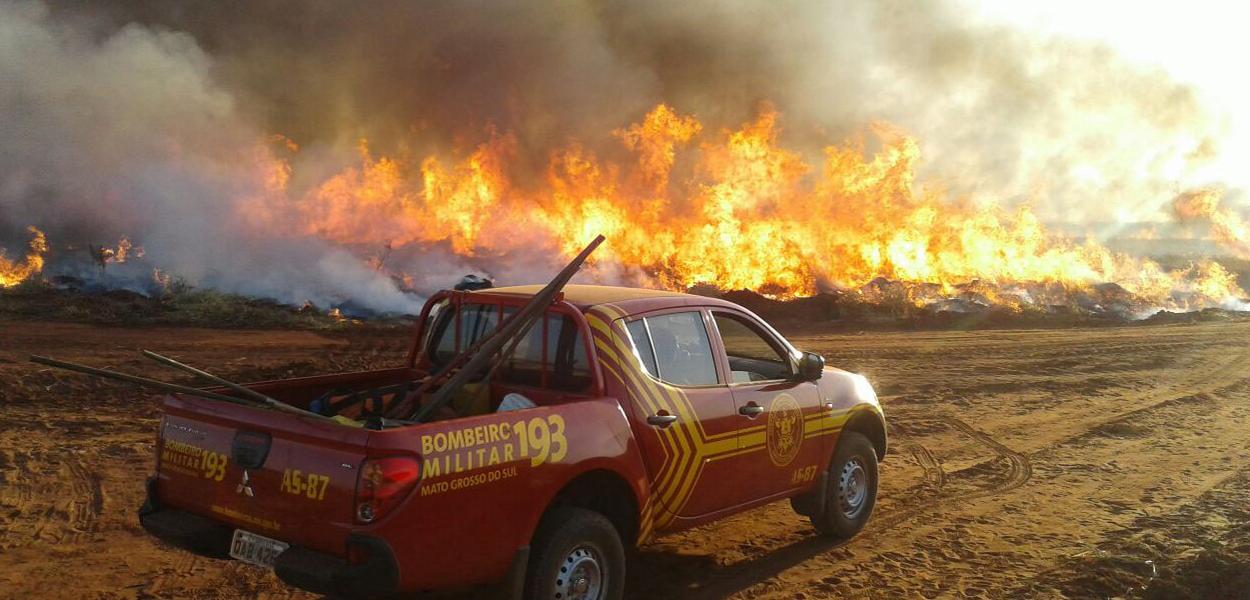 Incêndio em Amambai no Mato Grosso do Sul (Foto: Bombeiros MS) Incêndio em Amambai no Mato Grosso do Sul